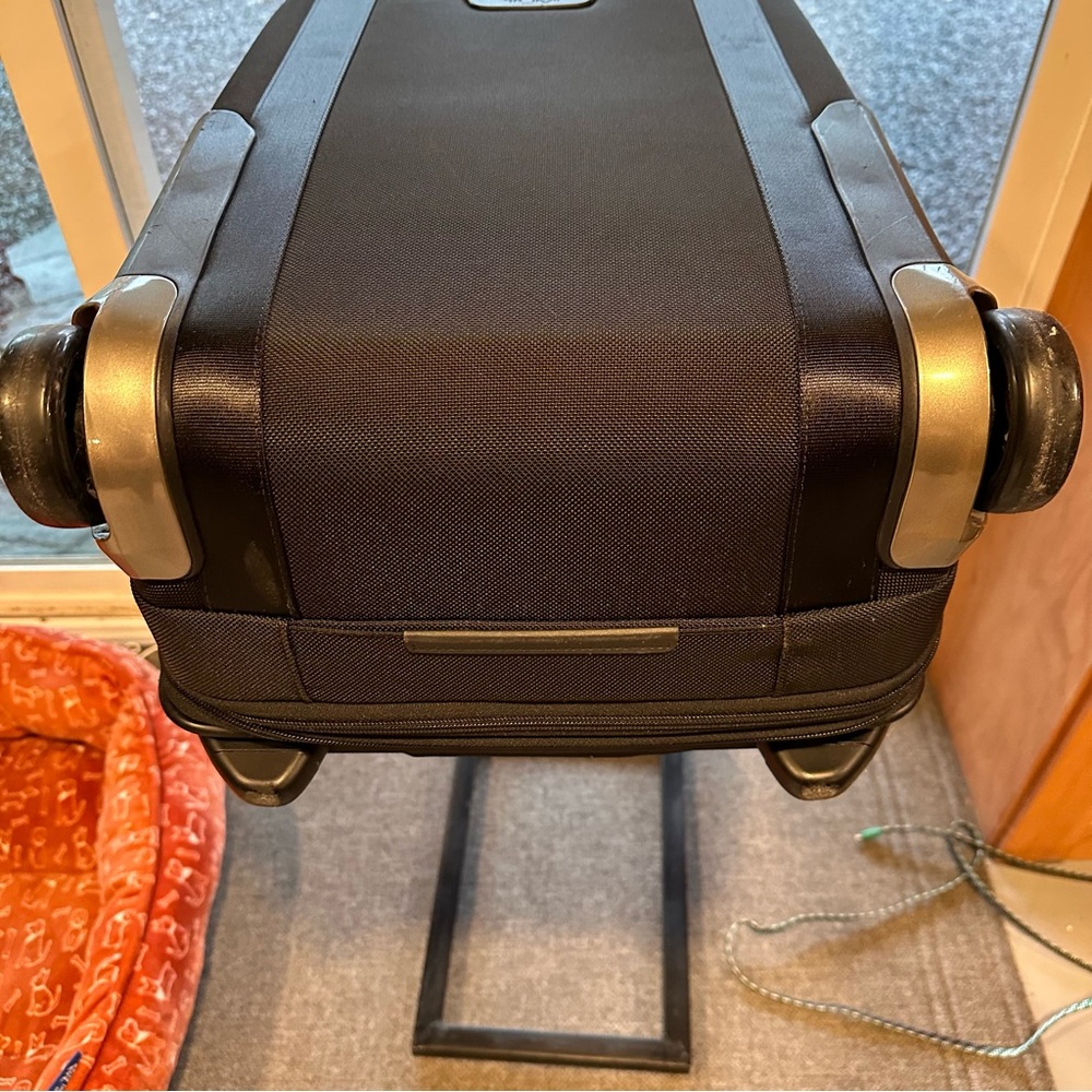 Tumi carry on suitcase - Picture 3 of 8